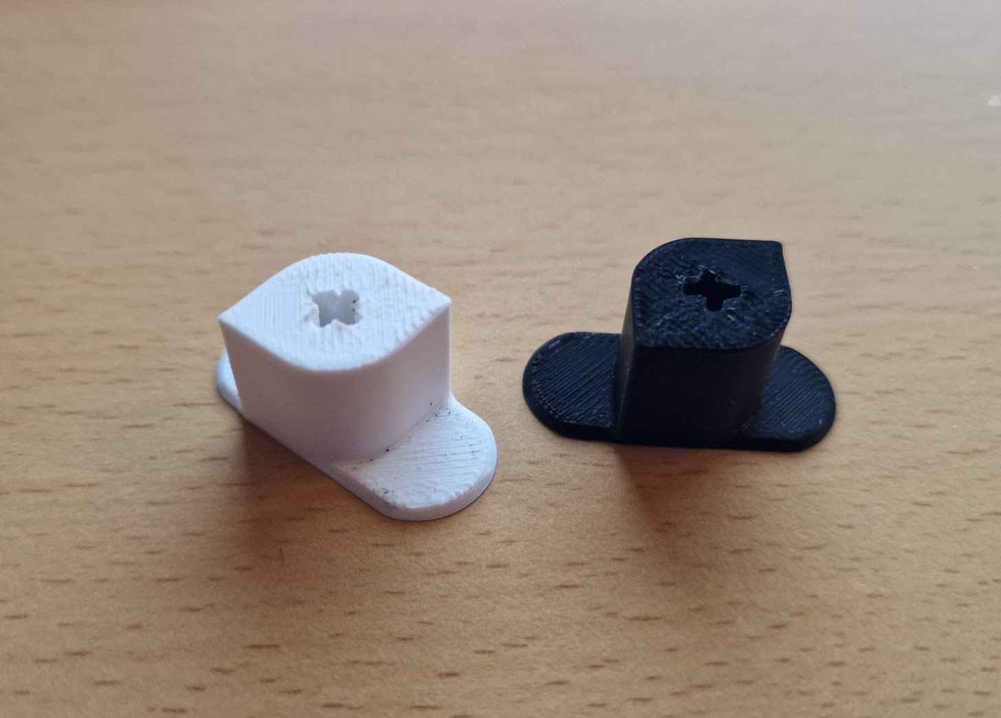 Spileplate skrue-oppheng